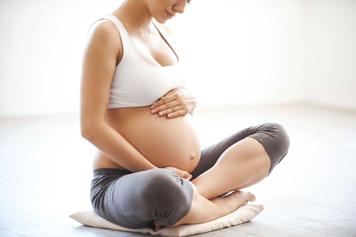 En nuestro Yoga para embarazadas además prepararemos tu mente para el parto. Reduce la sintomatologia y molestias habituales del mismo.Te relaja y equilibra del estrés, aumentando tu bienestar y el del bebe.