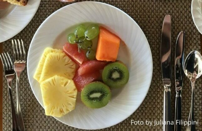 foto desayuno con fruta y zumos