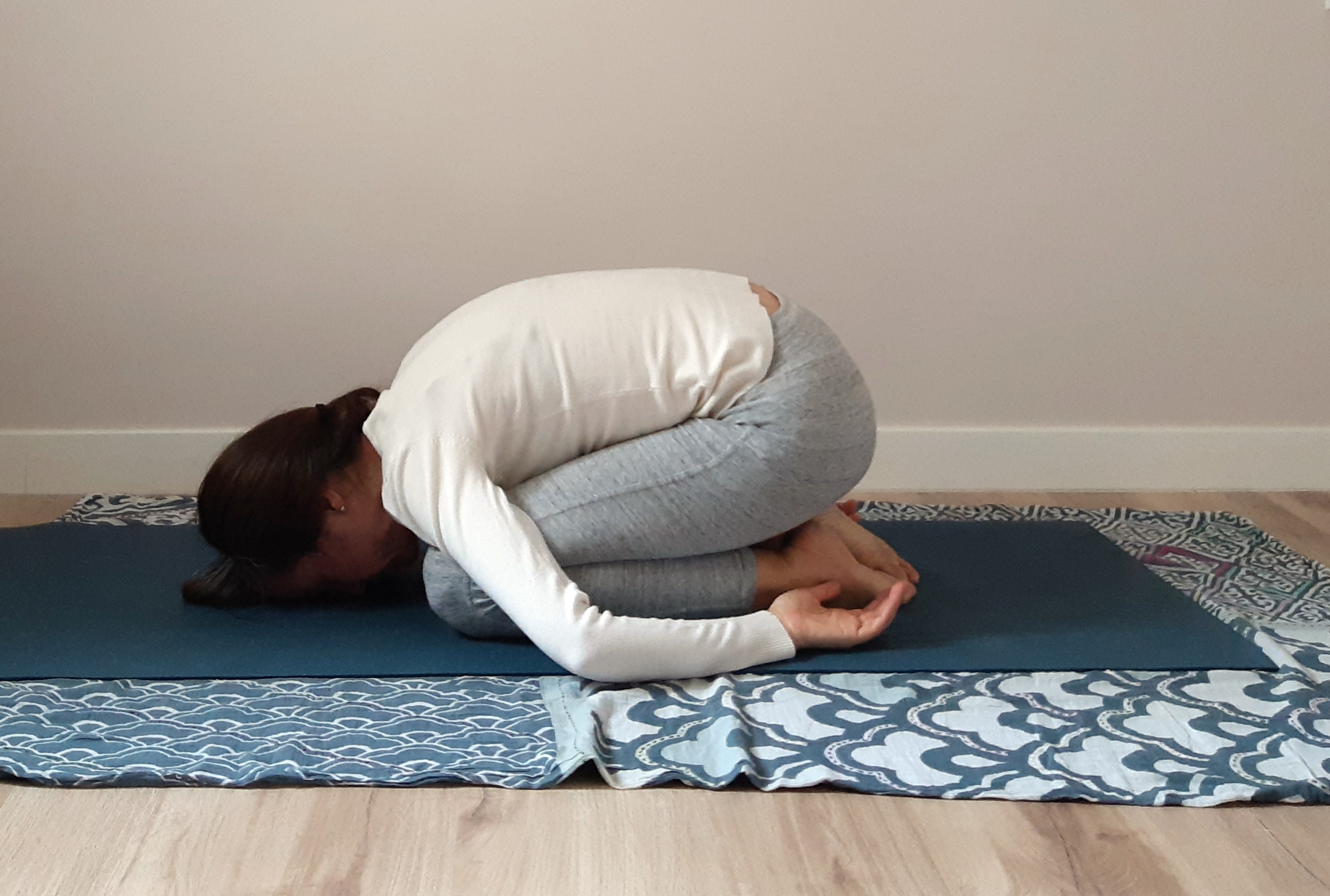 Cómo quitar dolor de espalda con 4 posturas de yoga - El único centro de Antiestrés Bienestar de Aragón.