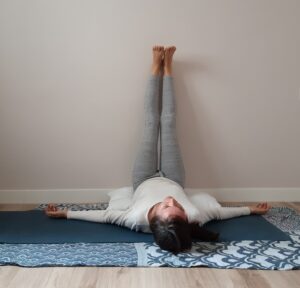 yoga postura piernas sobre la pared