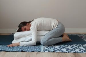 yoga-postura del niño con apoyo/balasana